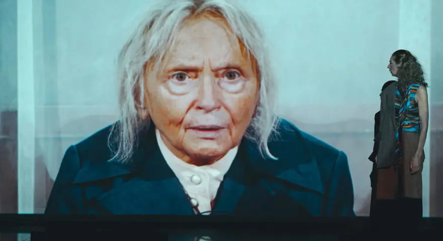 Patrycja Szwarc, aktorka, na ekranie w zbliżeniu. Obok stoi młoda kobieta.