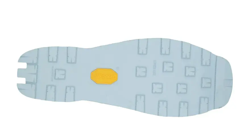 La suela Vibram, con su icónico logo amarillo, garantiza tracción y durabilidad en cualquier aventura.