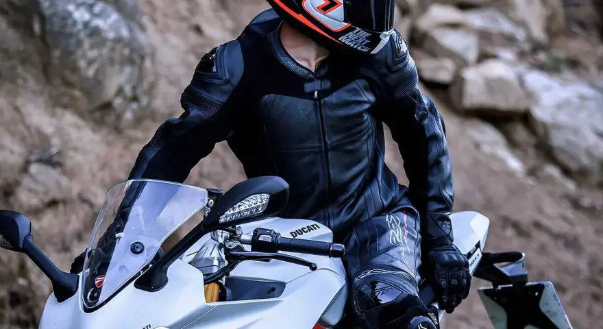 Motociclista con equipo completo, mostrando cómo debe quedar un casco de moto.