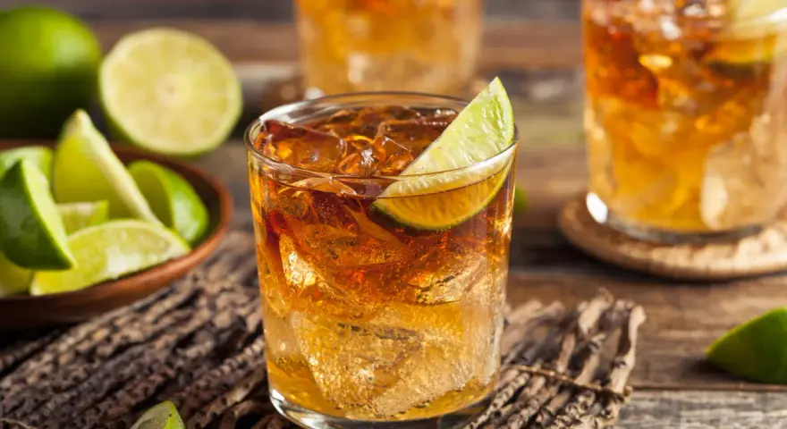 Orzeźwiający drink z bourbonem i limonką, idealny na upalne dni. Z czym pić bourbon? Z pewnością z cytrusami!