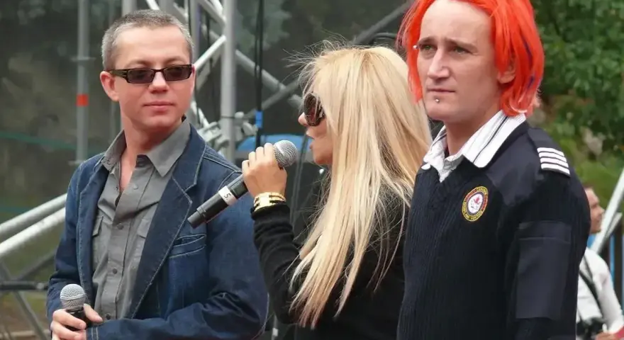 Ich Troje, pierwsza płyta, na scenie z mikrofonami.