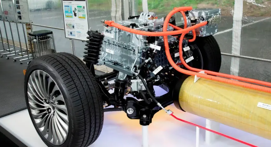 Silnik wodorowy z pomarańczowymi przewodami i zbiornikiem paliwa. To przyszłość motoryzacji, czysta energia napędowa.
