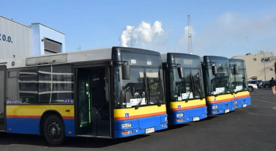 Autobus 130 rozkład jazdy. Kilka autobusów MAN w kolorach niebiesko-żółto-czerwonym stoi na parkingu.