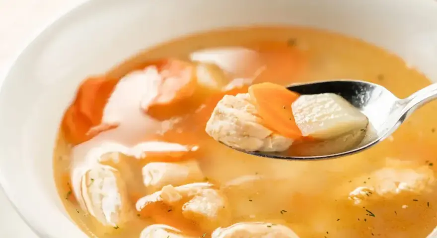 Łyżka z kawałkami ryby, marchewki i ziemniaków w aromatycznym bulionie. To smak dzieciństwa, jak zupa rybna przepis babci.