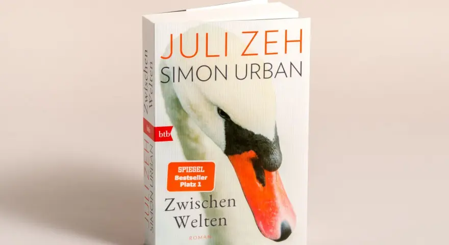 Buchcover "Zwischen Welten" von Juli Zeh und Simon Urban mit Schwanenmotiv und SPIEGEL-Bestseller-Siegel.