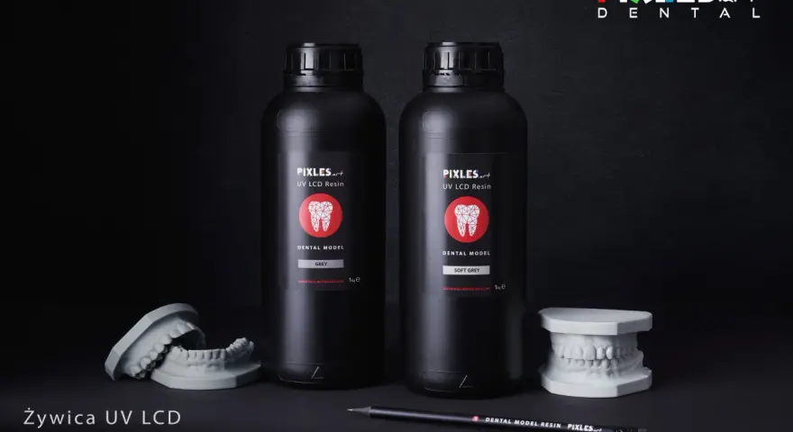 Dwie butelki żywicy UV LCD do modeli dentystycznych, obok modeli szczęk. Idealne do precyzyjnego druku 3D.