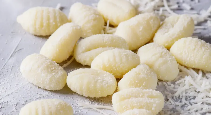 Frische, weiche Gnocchi-Pasta, bestreut mit etwas geriebenem Käse, bereit für ein köstliches Essen.