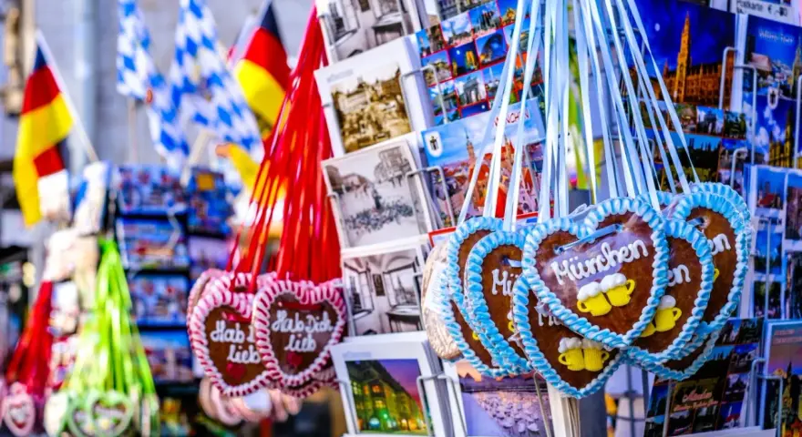 Serce z piernika z napisem "München" i kufelkami piwa, pocztówki z Niemiec. Idealne pamiątki, co warto kupić w Niemczech.
