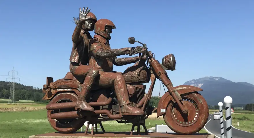 Scultura in metallo di due motociclisti su una Harley, un saluto iconico al raduno Harley Austria.