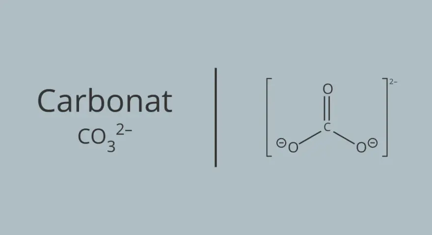 Das **Carbonat**-Ion (CO₃²⁻) mit seiner Lewis-Struktur, die ein zentrales Kohlenstoffatom zeigt, das doppelt an ein Sauerstoffatom und einfach an zwei weitere Sauerstoffatome gebunden ist, die jeweils eine negative Ladung tragen.