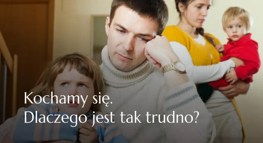 Smutna rodzina patchworkowa, ojciec zamyślony, matka z dzieckiem na ręku. Problemy w relacjach.