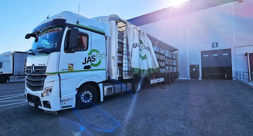 Ile długości ma naczepa tira? Poznaj przepisy i praktyki transportowe