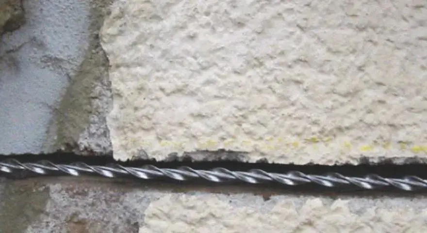 Kotwy spiralne do spinania muru – skuteczne wzmocnienie ścian ceglanych