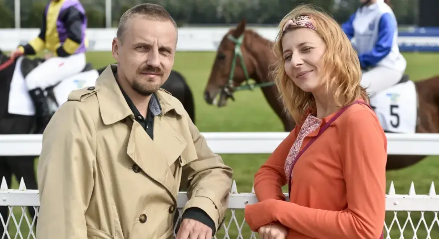 Para na wyścigach, on w beżowym prochowcu, ona w pomarańczowej bluzce. W tle konie i dżokeje. Czy małżeństwo to morderstwo?