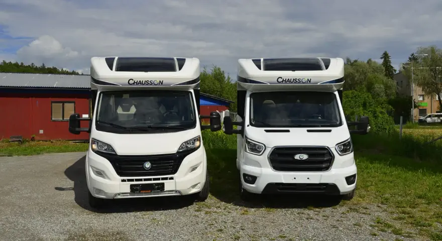 Två vita husbilar av märket Chausson står parkerade bredvid varandra. Ett problem med Chausson?