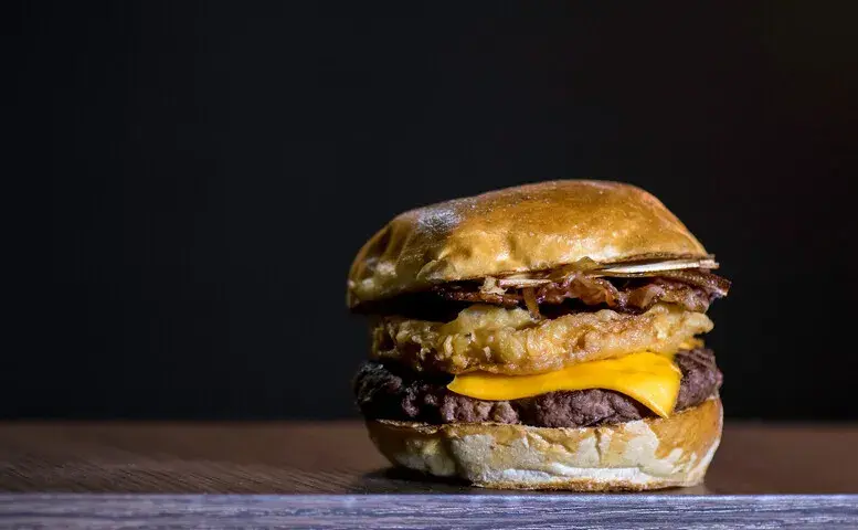 Jak zrobić burgera drwala - prosty przepis na pysznego burgera