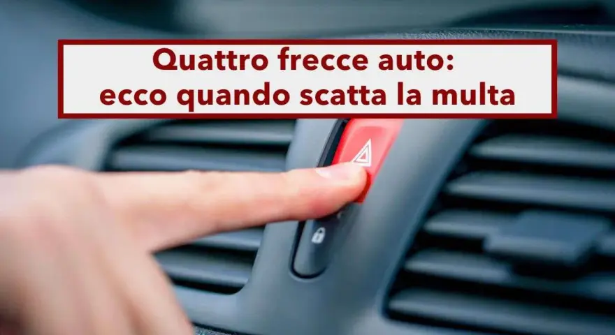 Dito che preme il pulsante delle quattro frecce auto, con testo "Quattro frecce auto: ecco quando scatta la multa".