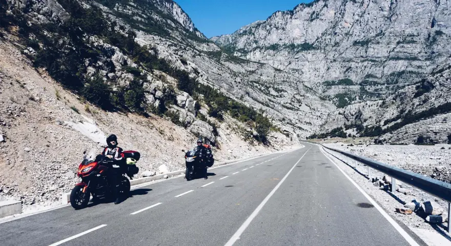 Motocykliści przemierzają malowniczą drogę przez góry, odkrywając najlepszą trasę z Polski do Albanii.