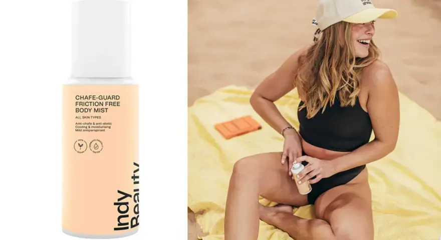 En kvinna på stranden använder en spray för att undvika skavsår mellan låren. Produkten heter Chafe-Guard Friction Free Body Mist.