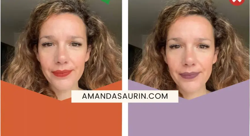 Une blonde à peau claire avec un rouge à lèvres rouge vif. La couleur du vêtement est subtile, mais le rouge à lèvres est audacieux.