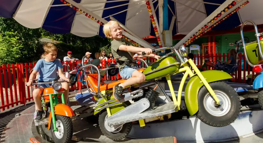 Barn njuter av en motorcykelkarusell på Tivoli Oslo.