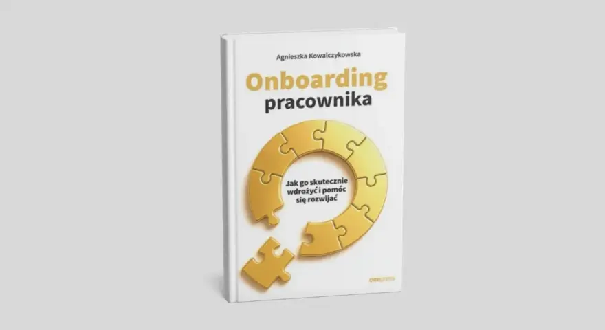 Książka "Onboarding pracownika" Agnieszki Kowalczykowskej. Jak go skutecznie wdrożyć i pomóc się rozwijać. Puzzle symbolizują proces integracji.