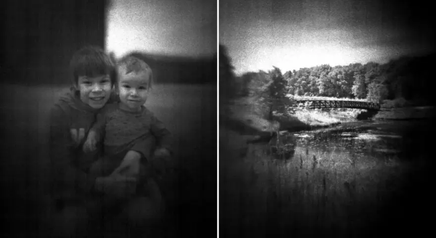 Dwaj bracia uśmiechają się do obiektywu. Po prawej stronie mostek nad rzeką, uchwycone techniką fotografia otworkowa.