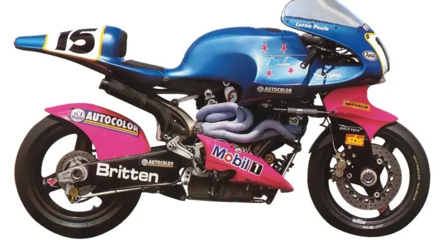 La moto de carreras Britten V1000, azul y rosa, con el número 15, lista para la pista.