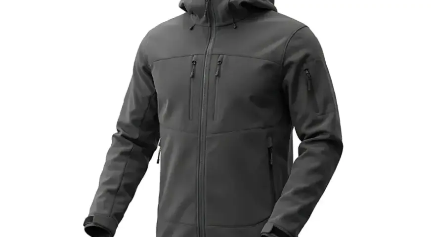 Szara kurtka softshell co to? Wygodna, z kapturem i wieloma kieszeniami, idealna na zmienną pogodę.