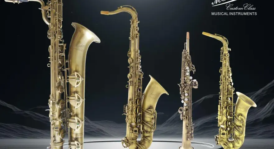 Vier verschiedene **Saxophon Arten** von Mansdone, von groß bis klein, glänzen auf einer Spiegelplattform vor einem dramatischen Hintergrund.