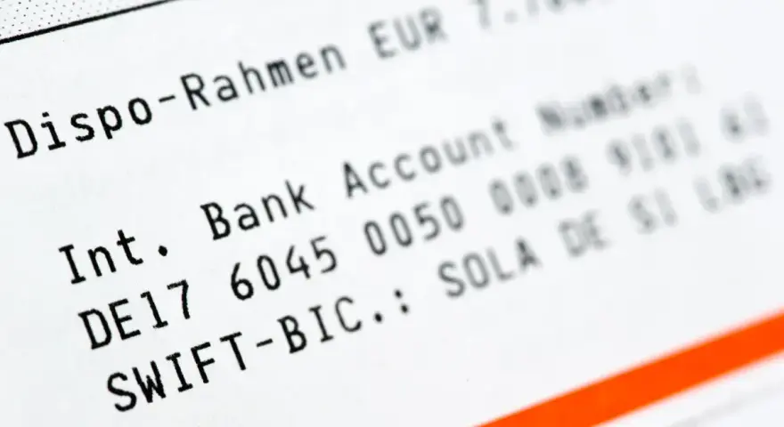 SWIFT-BIC SOLA DE SI LOG wskazuje, co to za bank. Widoczny jest też numer konta i limit kredytowy.