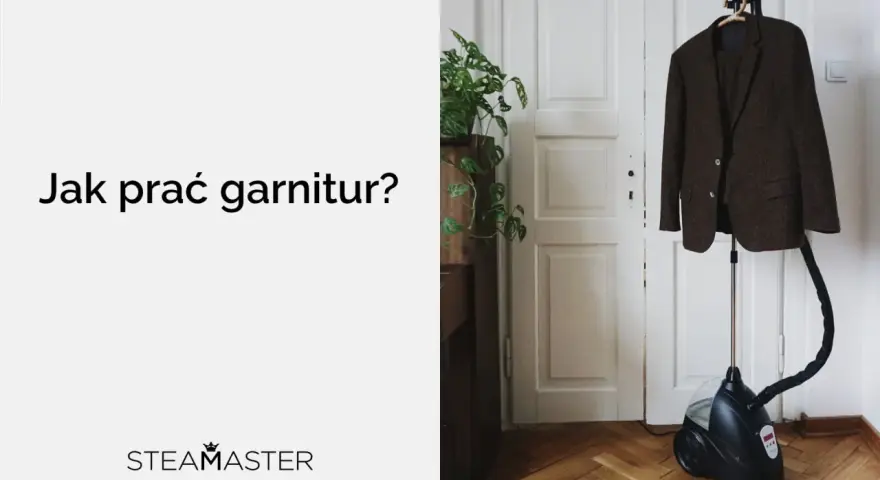 Brązowy garnitur wisi na stojaku obok parownicy. Czy garnitur można prać w pralce? Zobacz, jak odświeżyć ubranie.