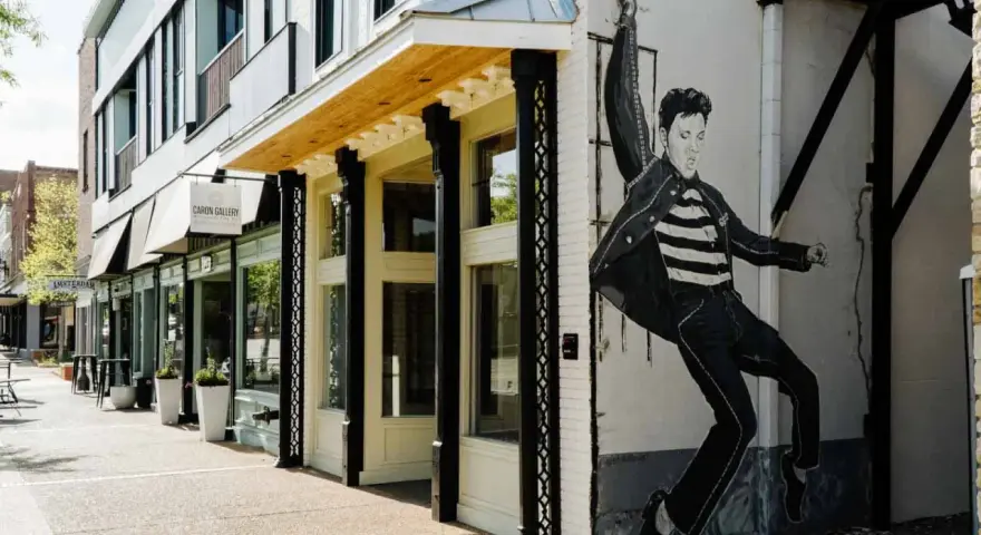 Elvis Presley Geburtsort: Ein Wandgemälde des King of Rock 'n' Roll ziert die Fassade eines Gebäudes in einer charmanten Straße.