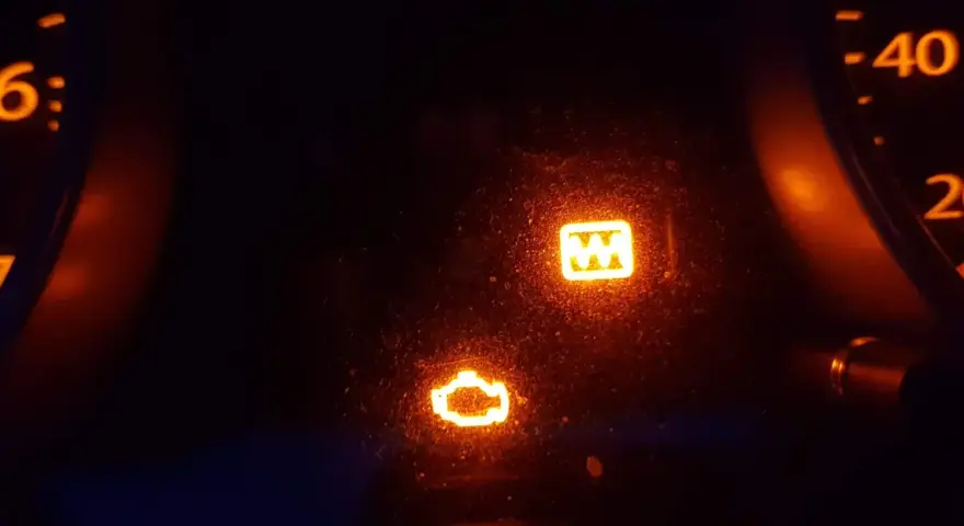 Dacia Kontrollleuchten Symbole: Motorkontrollleuchte und ESP-Warnleuchte leuchten auf. Zeit für eine Werkstatt.
