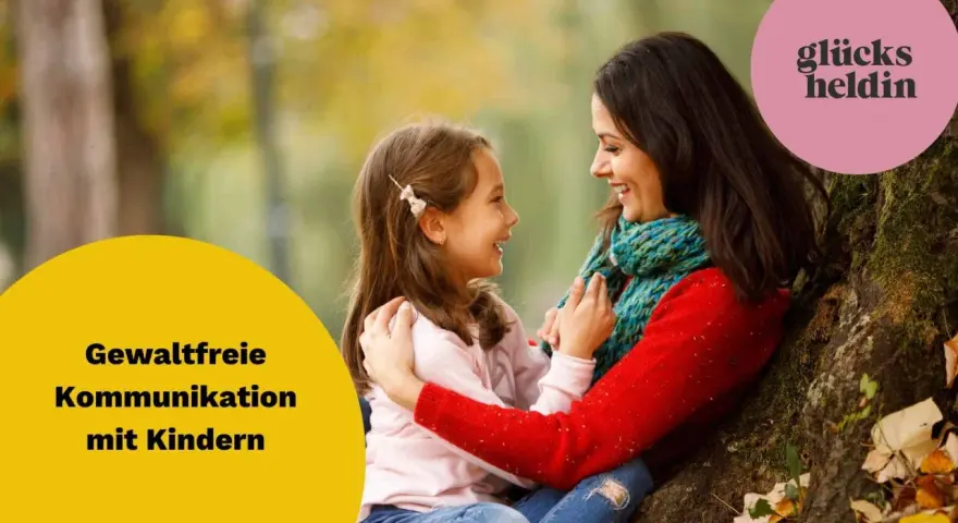 Eine Frau und ein Kind lachen sich an. Der Text "Gewaltfreie Kommunikation mit Kindern" und "glücks heldin" sind zu sehen.
