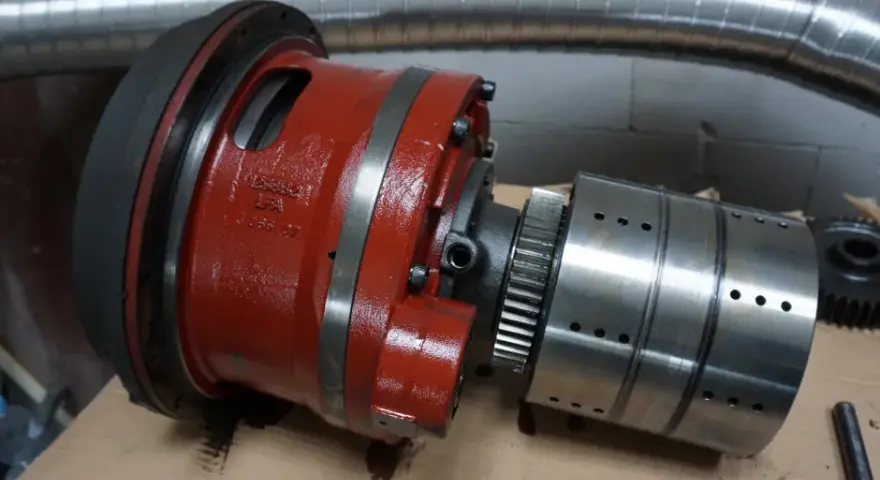 Rewers w ciągniku: mechaniczny czy elektrohydrauliczny? Wybierz mądrze!