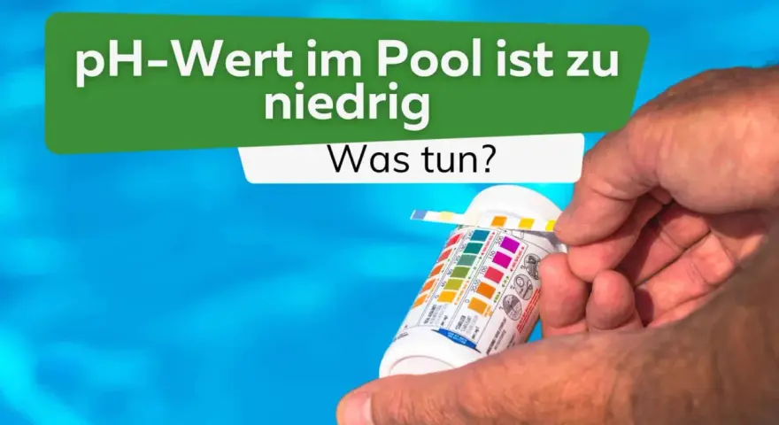 Hand hält Teststreifen, um den pH-Wert im Pool zu berechnen. Der Text fragt: "pH-Wert im Pool ist zu niedrig. Was tun?