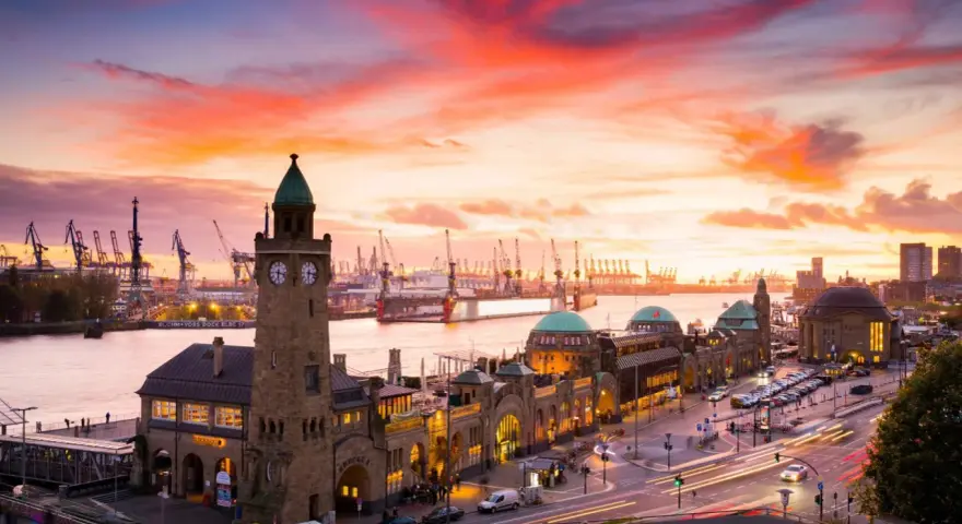 Spektakulärer Sonnenuntergang über Hamburgs Hafen. Perfekt für deine Hamburg Ferien 2025!