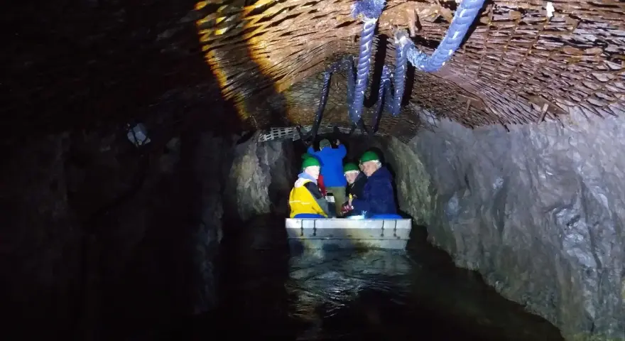 Podróż łodzią przez mroczne tunele podziemnego miasta Osówka.