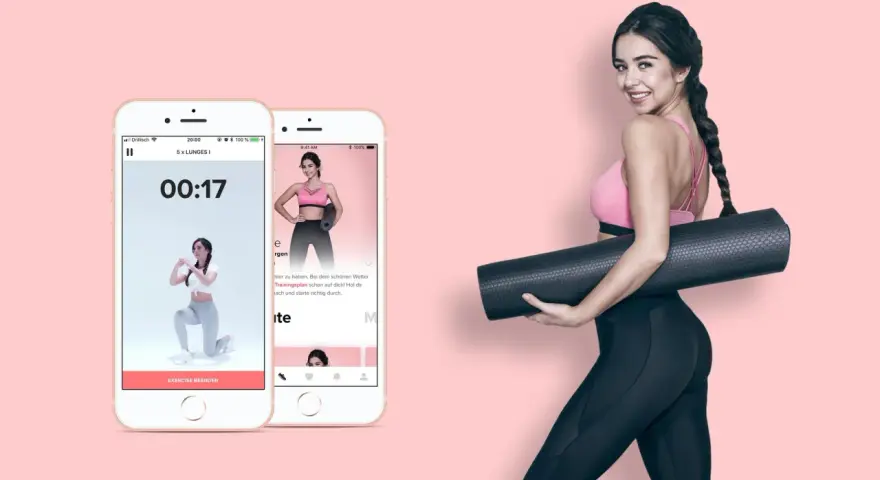 Frau mit Yogamatte neben Smartphones, die Fitness-Apps zeigen.