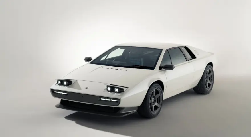 Biały Lotus Esprit z lat 80. z charakterystycznymi podnoszonymi światłami i sportowymi felgami.