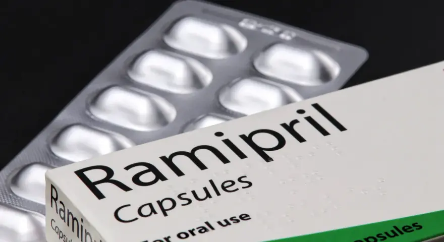 Opakowanie leku Ramipril w kapsułkach, obok blistra z tabletkami.