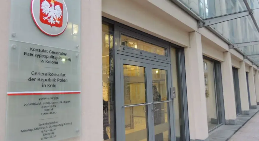 Tablica informacyjna Konsulatu Generalnego RP w Kolonii. Obok drzwi wejściowych, gdzie ambasador może załatwić sprawy.