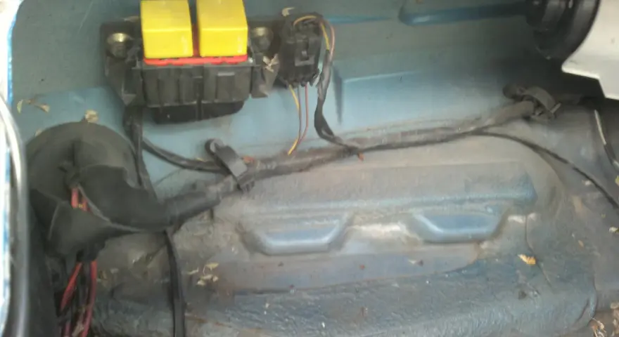 Rezystor dmuchawy Seat Leon 2 gdzie jest? Widoczne dwa żółte przekaźniki w skrzynce bezpieczników, umieszczonej w bagażniku.