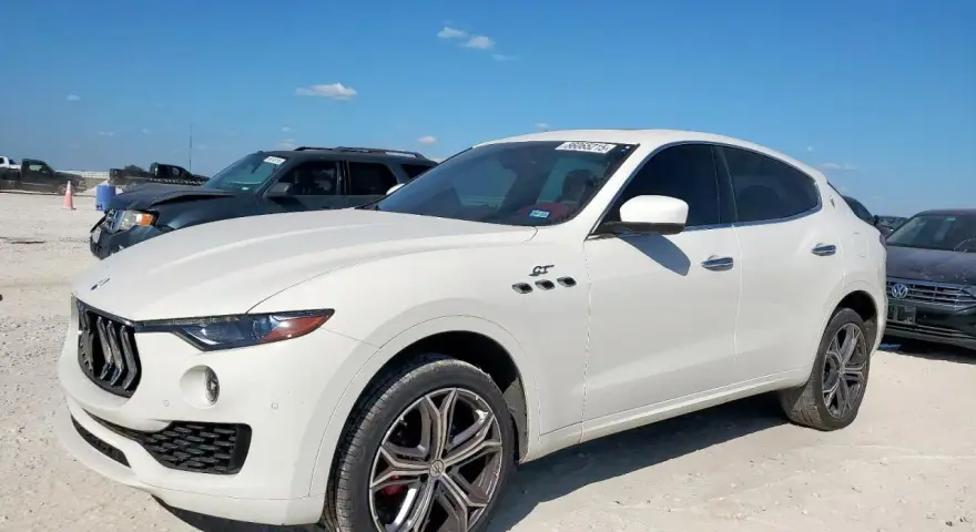 Biały Maserati Levante GT na placu. Sprawdź aktualną maserati levante cena i dostępność.