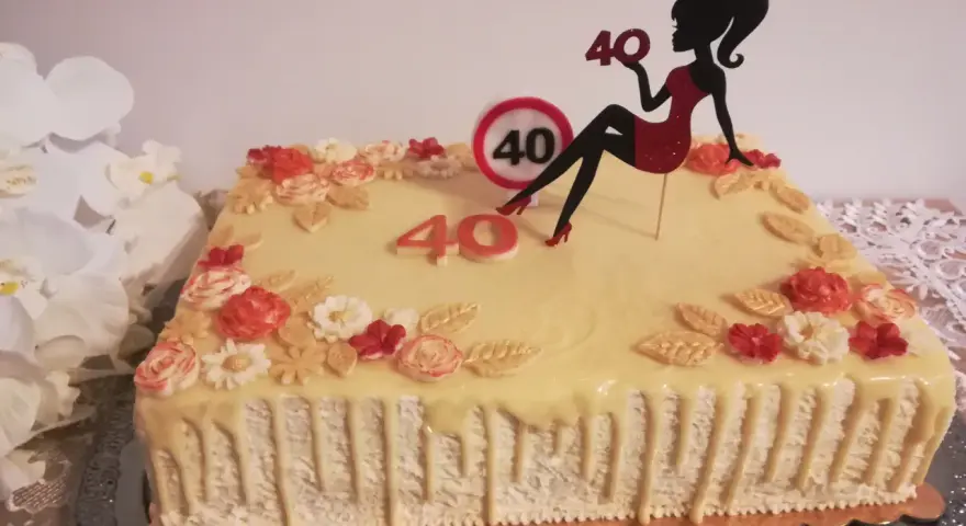 Jak udekorować tort na 40 urodziny? Modne inspiracje i porady