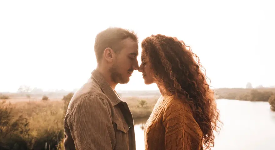 Un couple se regarde tendrement, nez à nez. Elle, aux cheveux roux bouclés, lui, au regard doux. Une scène intime qui suggère comment être unique aux yeux d'un homme.