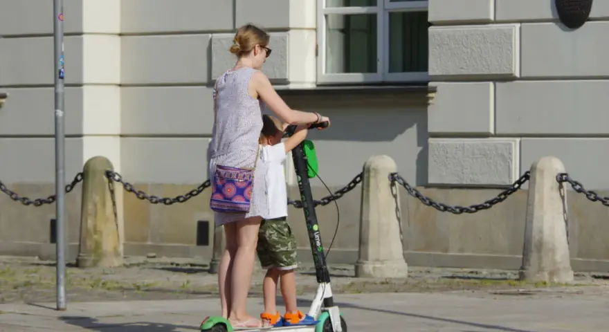 Czy hulajnogą można jeździć po chodniku? Przepisy, które musisz znać