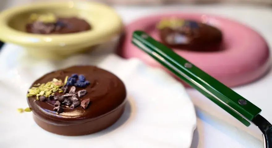 Chokladmousse med pistagekross och kakaonibs. Enkel dessert som ser lyxig ut.