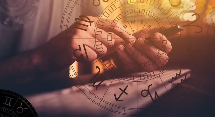 Dłoń pisze na klawiaturze pod kołem zodiaku. Czyżby sprawdzał, jaki to rok chiński 1977?